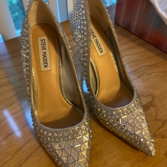 Gently Used Steve Madden shiny metallic pumps size 7. - Picture 2 of 8